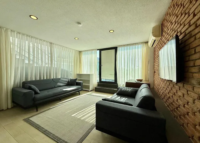 Merkezde Denize Sifir Plajli Ev *