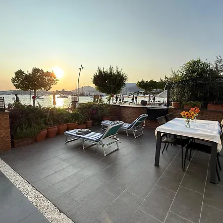 Merkezde Denize Sifir Plajli Ev Apartment *