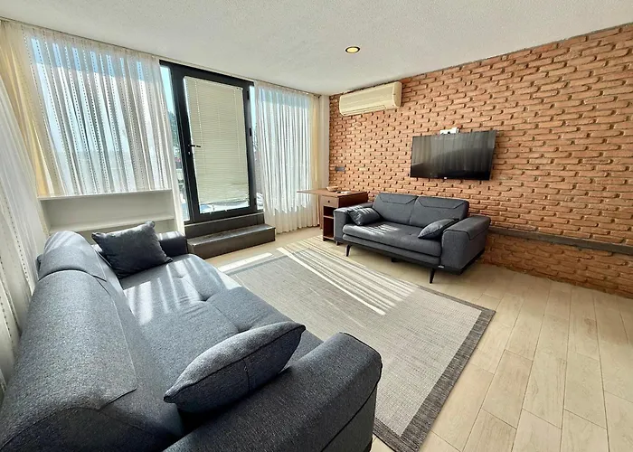 Merkezde Denize Sifir Plajli Ev